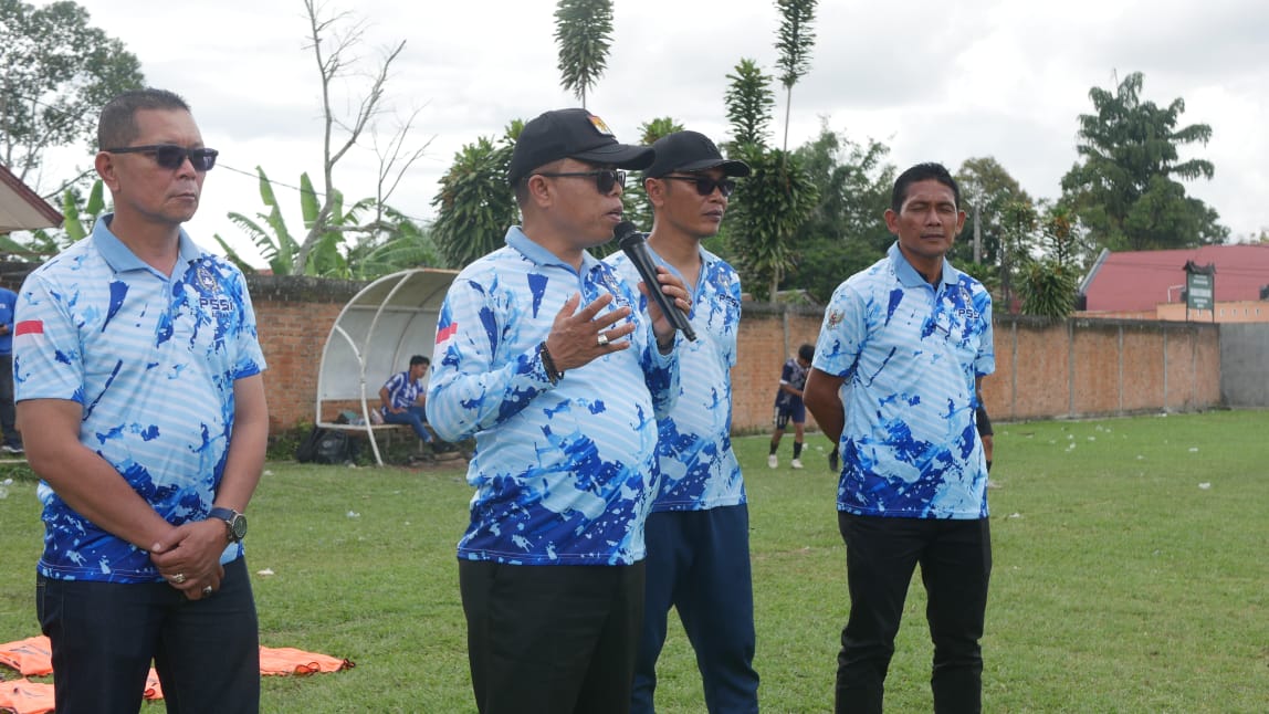 Ketua PSSI Agam Hendrizal dengan Wakil Ketua DPRD Agam H.M.Risman Dalam Pembukaan Seleksi Terbuka Cabang Sepakbola Porprov (Foto:Minangsatu)